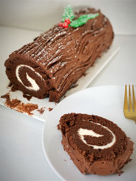 Tips for incorporating chocolate ganache into your yule log cake design